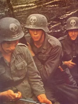 Finnische Streitkräfte im Fortsetzungskrieg 1941-44 10 Finnische Soldaten mit Totenkopf-Symbol