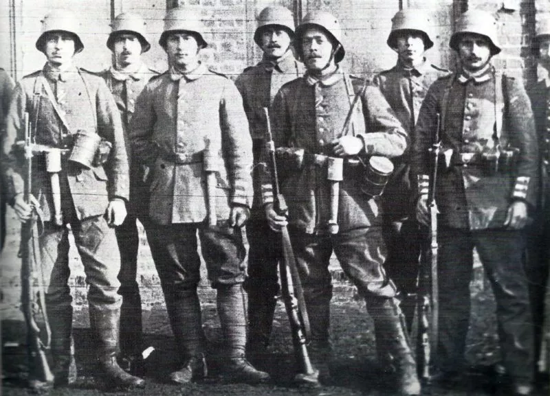 Organisation deutsche Armee 1914-18 32 Soldaten eines Garde-Grenadier-Regimentes