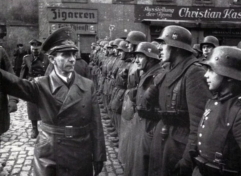 Goebbels beim Frontbesuch in Lauban
