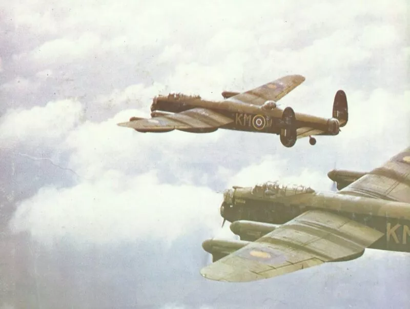 Avro Lancaster 7 Lancaster im Flug