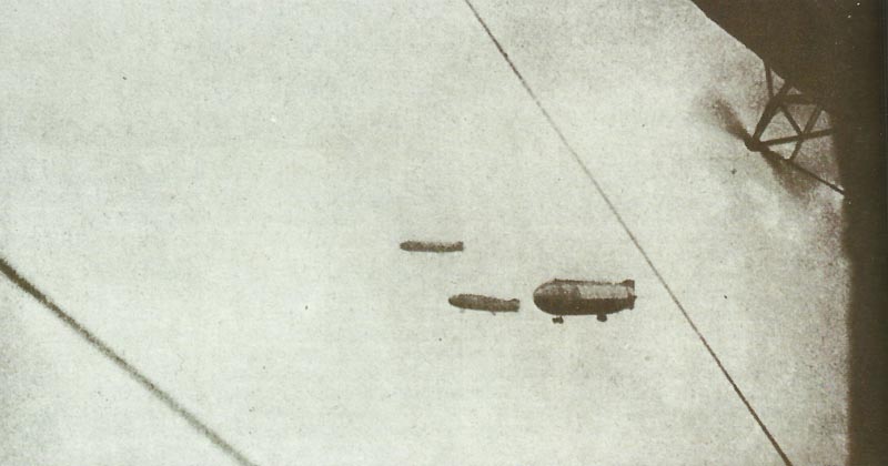 Zeppeline überfliegen die Nordsee