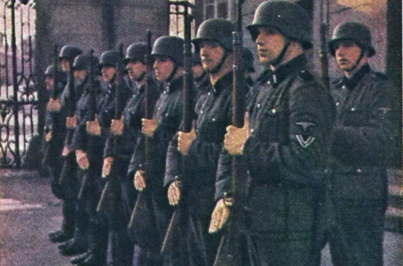 Uniformen 16 Deutsche Wachmannschaft