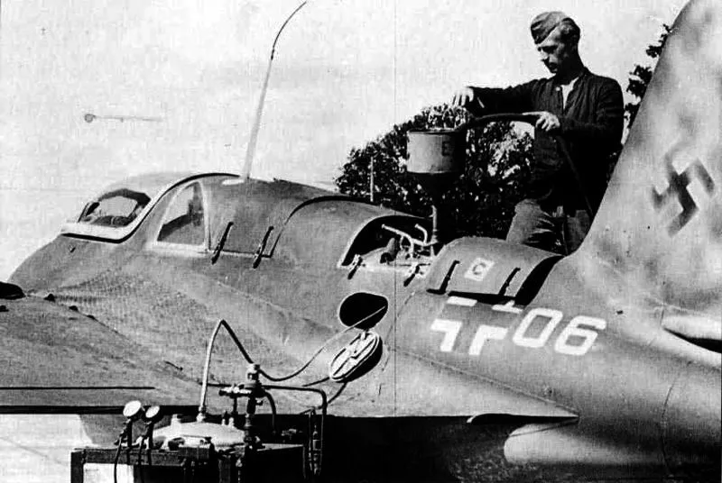 Me 163 Komet 8 Nachfüllen der Raketenbrennstoffe Me 163
