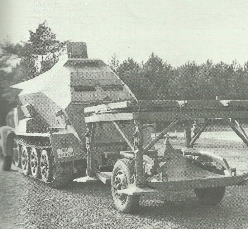 Feuerleitpanzer mit Bodenplatte