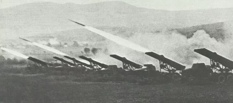 BM-13 Katjuscha Stalinorgel 6 Katjuscha-Batterie beim Feuern