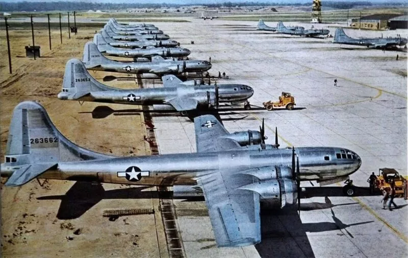 B-29 Superfortress 25 B-29 Superfortress auf Flugplatz