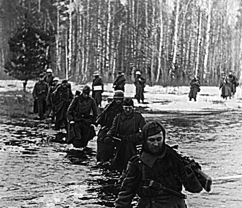 10. SS-Panzer-Division Frundsberg 13 SS-Soldaten durchwaten einen Fluss im Elsass