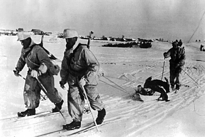 6. SS-Gebirgs-Division Nord 40 SS-Ski-Soldaten mit Verwundeten