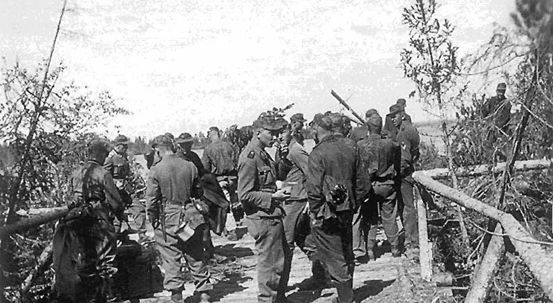 6. SS-Gebirgs-Division Nord 11 Waffen-SS-Soldaten am Rhein März 1945