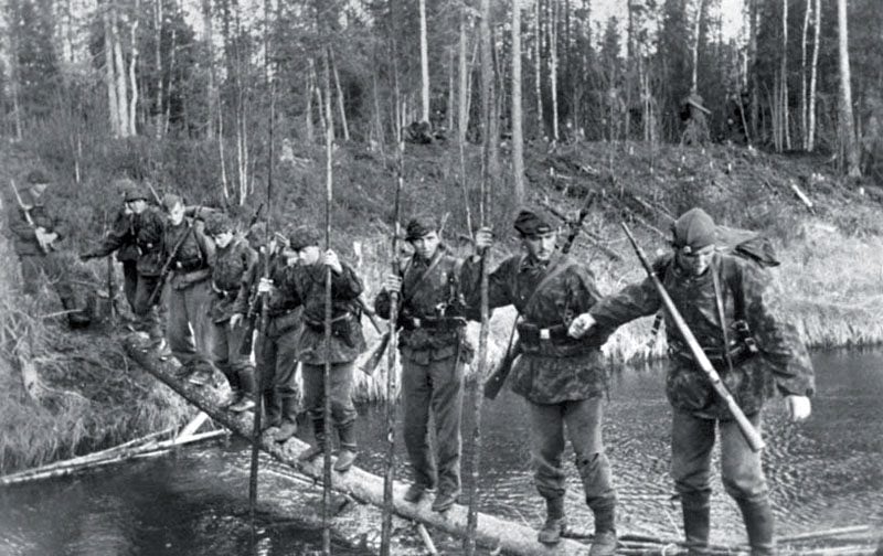 Waffen-SS-Soldaten überqueren einen Fluss