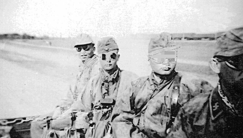 SS-Männer auf LKW zur Front 1945
