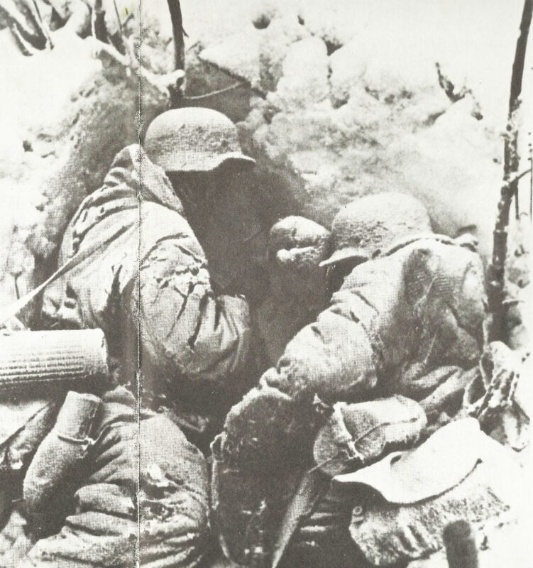 Deutsche Soldaten suchen Schutz im Schneesturm