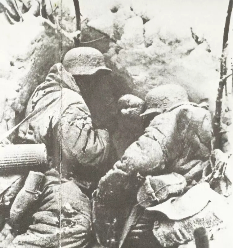 Wehrmacht Kriegsgliederung Dezember 1942 und der Kessel von Stalingrad 8 Deutsche Soldaten suchen Schutz im Schneesturm