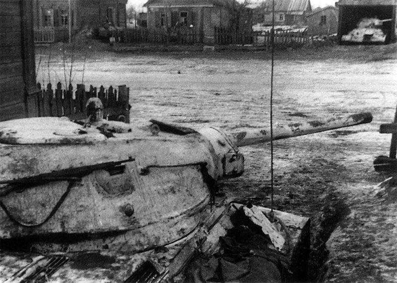 Sowjetischer Hinterhalt mit T-34-Panzern
