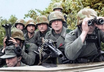 Panzergrenadiere in SdKfz 251 Panzer-Lehr-Division