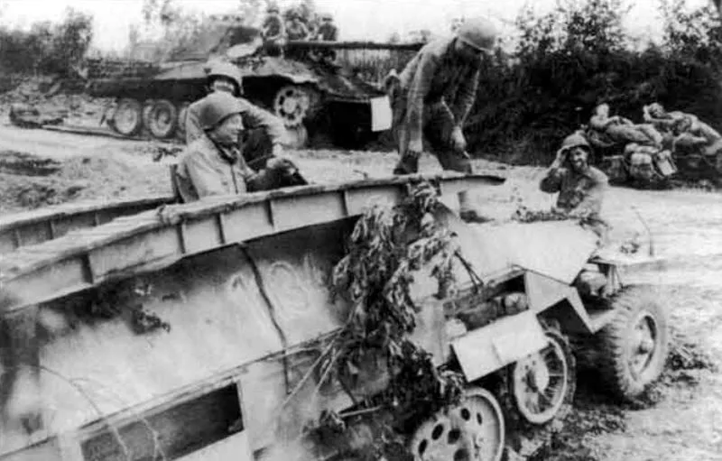 Panzer-Lehr-Division 14 zerstörtes SdKfz 251, Panther A Panzer-Lehr-Division