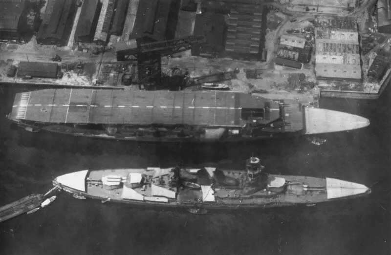 Flugzeugträger Akagi 15 Akagi neben Nagato