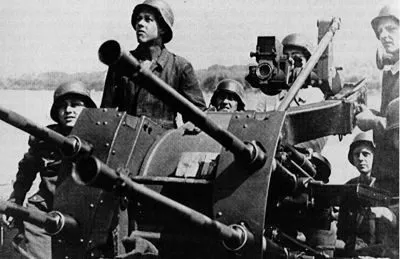 Einsatz der schweren Flak 12 2-cm-Flakvierling zur Selbstverteidigung der schweren Flak