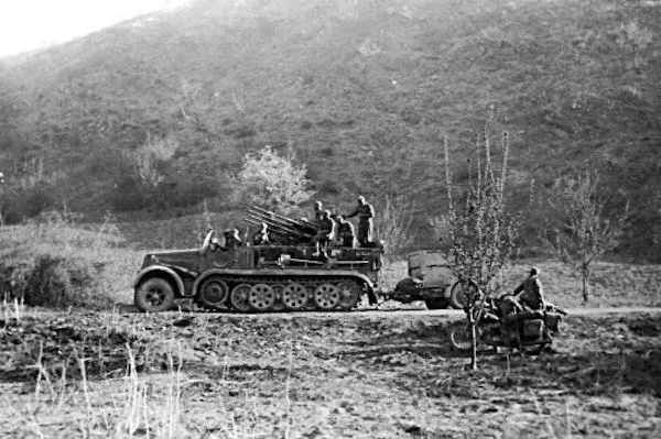 Prinz Eugen an der Ostfront 6 SdKfz 7 mit 2-cm-Flakvierling