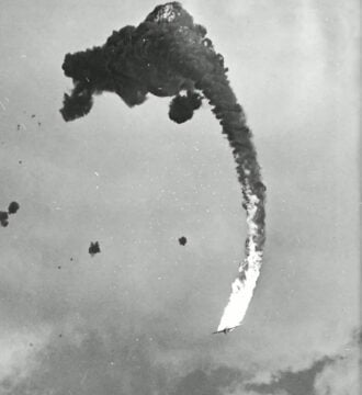  Kamikaze-Flieger brennt