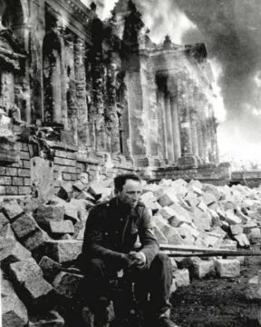 Endkampf und Wehrmacht-Kriegsgliederung 16 Soldat Reichstag Mai 1945