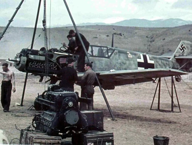 Bf 109 Emil 9 Motorreparaturen an einer 'Emil'