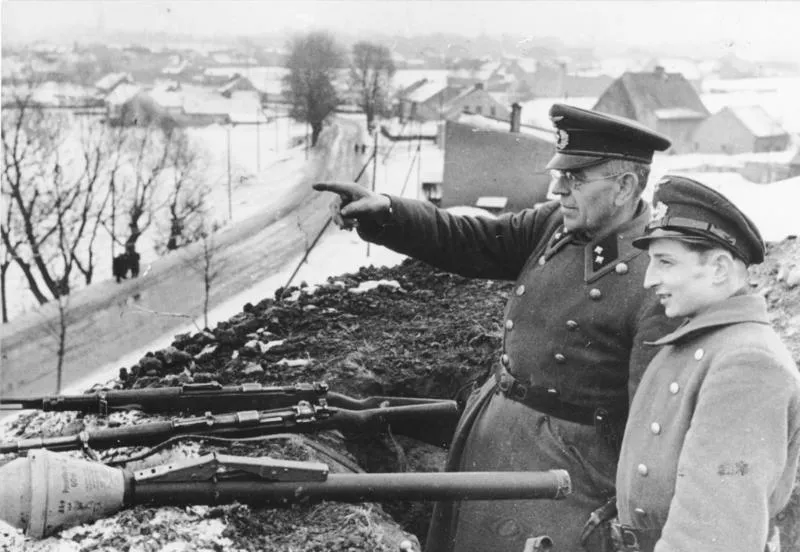 Volkssturm-Waffen 11 Volkssturm-Männer