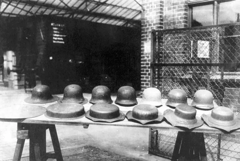 Deutsche Uniformen 1916-1918 8 Herstellung M1916-Stahlhelm
