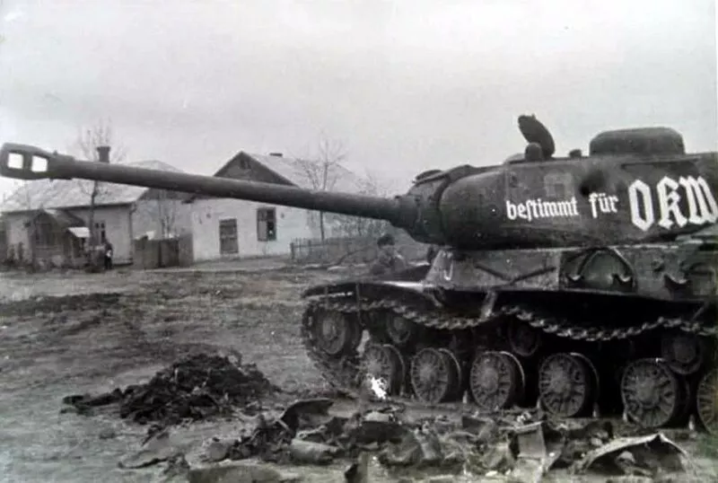 JS-2 8 erbeuteter JS-2