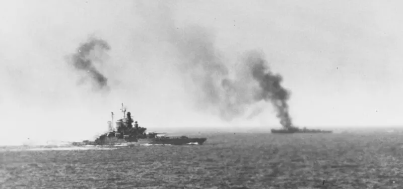 Schlachtschiff USS Tennessee und California 16 Tennessee Kamikazetreffer Okinawa