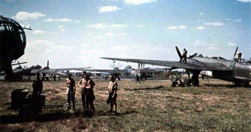 Feldflugplatz mit He 177