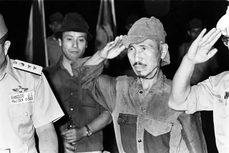 Die letzten japanischen Soldaten, die nach dem Zweiten Weltkrieg kapitulierten 9 Hiroo Onoda bei seiner Kapitulation.