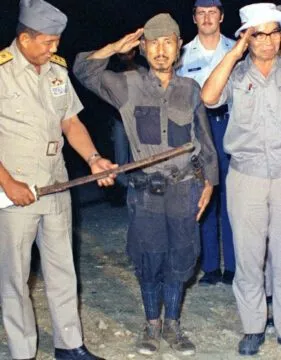Die letzten japanischen Soldaten, die nach dem Zweiten Weltkrieg kapitulierten 6 Hiroo Onoda bei seiner Kapitulation