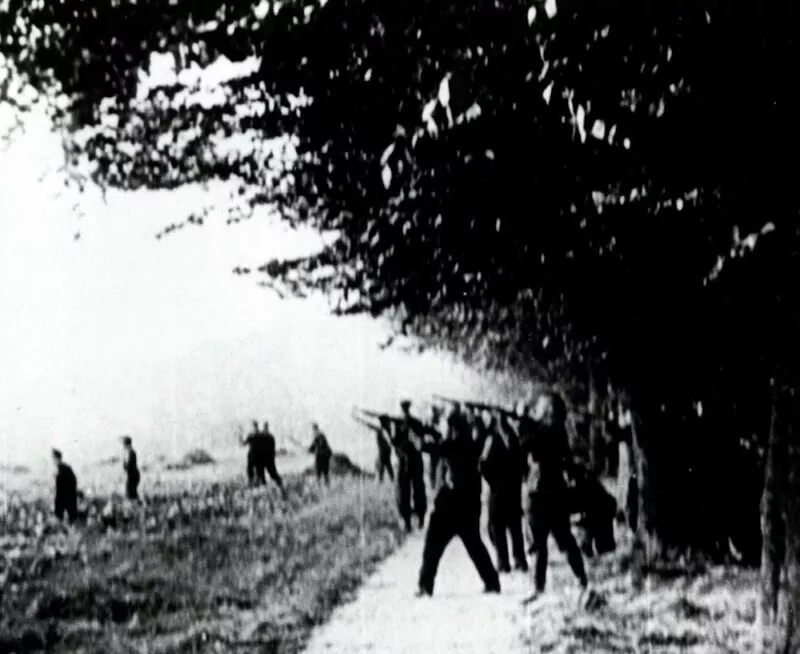 10. SS-Panzer-Division Frundsberg 18 Soldaten des II. SS-Panzerkorps schießen auf polnische Fallschirmjäger