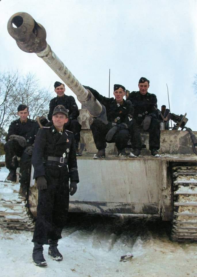 Wittmann mit seiner Besatzung und dem Tiger