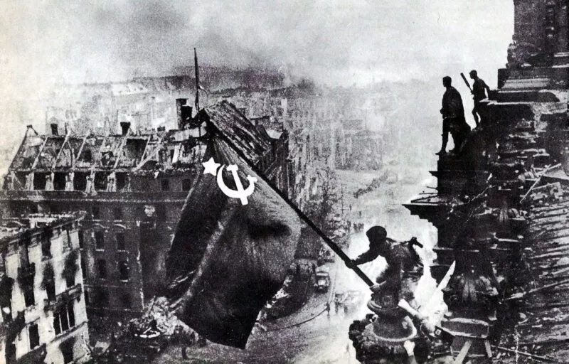 Die deutsche Kapitulation 5 Reichstag Sowjetflagge