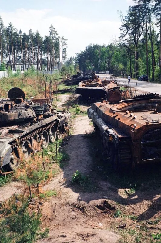 Vier Jahre russischer Angriffskrieg gegen die Ukraine 11 destroyed russian tanks bucha pexels 12325210